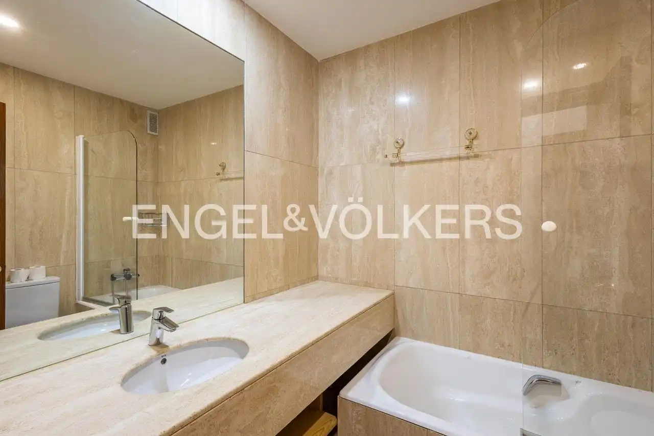 Badezimmer von Wohnung zum Verkauf in Madrid mit Klimaanlage, Heizung und Terrasse