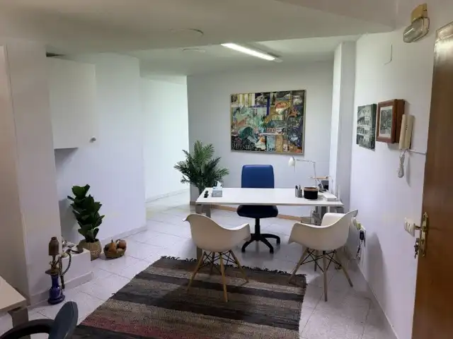 Büro zum Verkauf in Girona mit Klimaanlage und Heizung