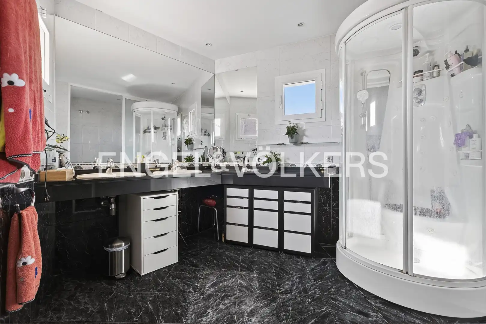 Bathroom of Houses for sale in Dos Hermanas  with Air Conditioner, Heating and Private garden