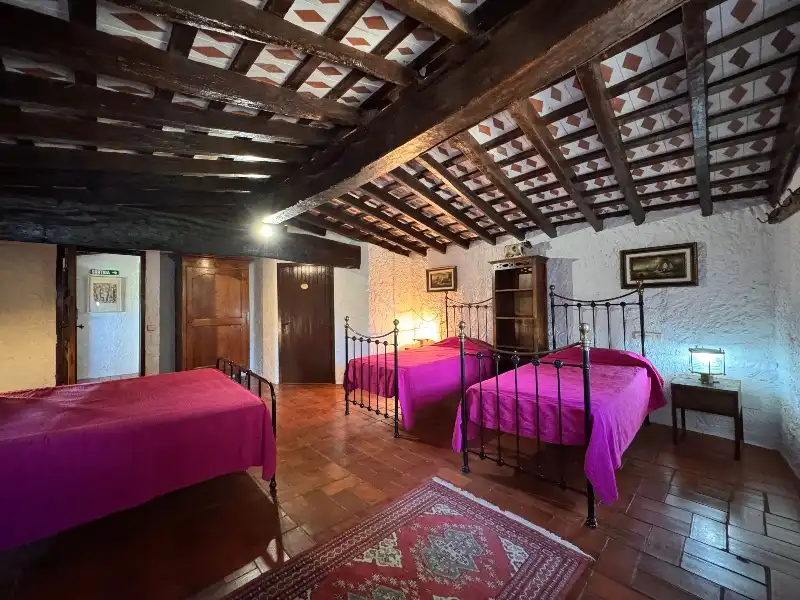 Habitación de Finca rústica en venta en Ullastret con Aire acondicionado, Calefacción y Jardín privado