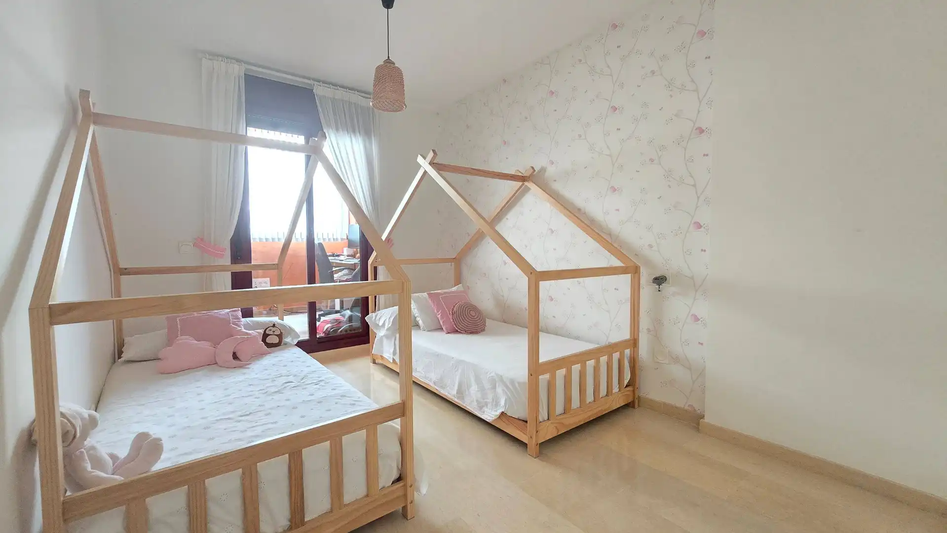 Schlafzimmer von Wohnungen zum Verkauf in Manilva mit Klimaanlage, Privatgarten und Terrasse