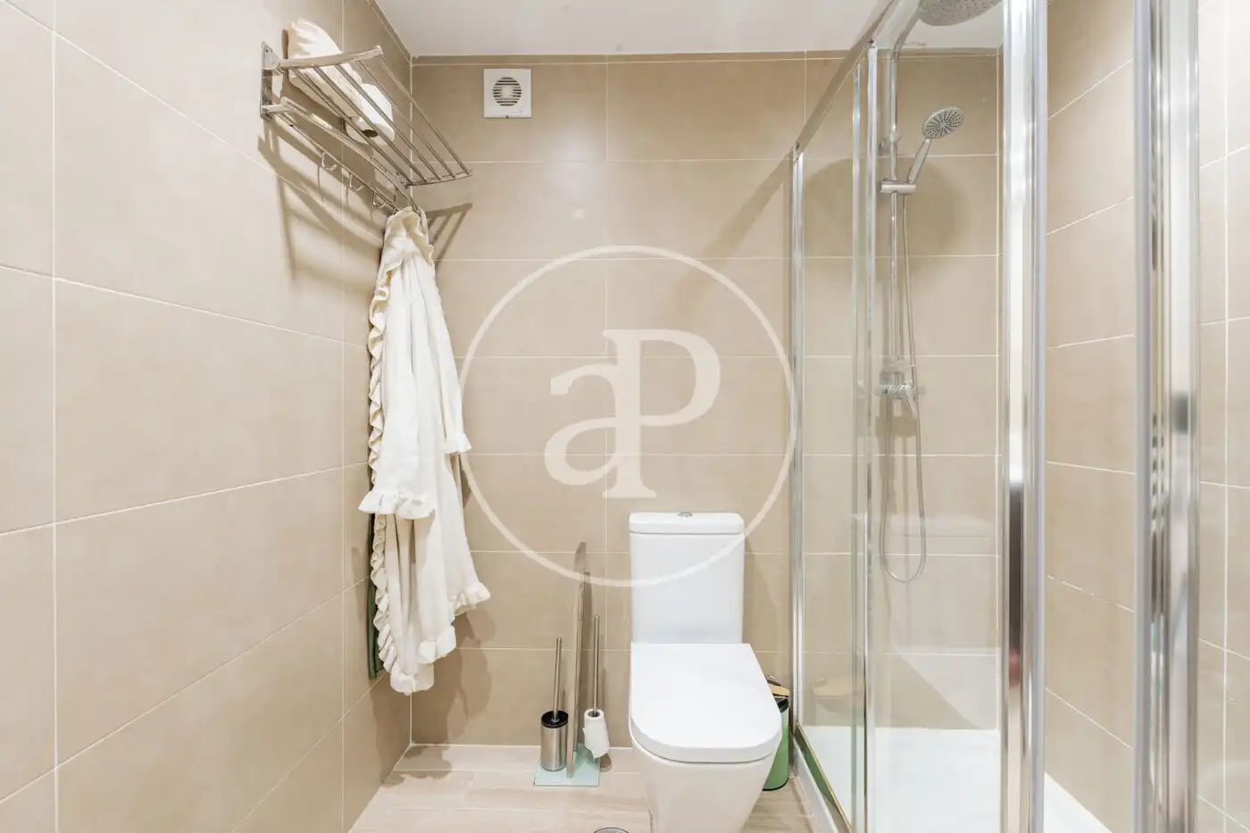 Baño de Casa adosada en venta en Madrid con Aire acondicionado, Calefacción y Jardín privado