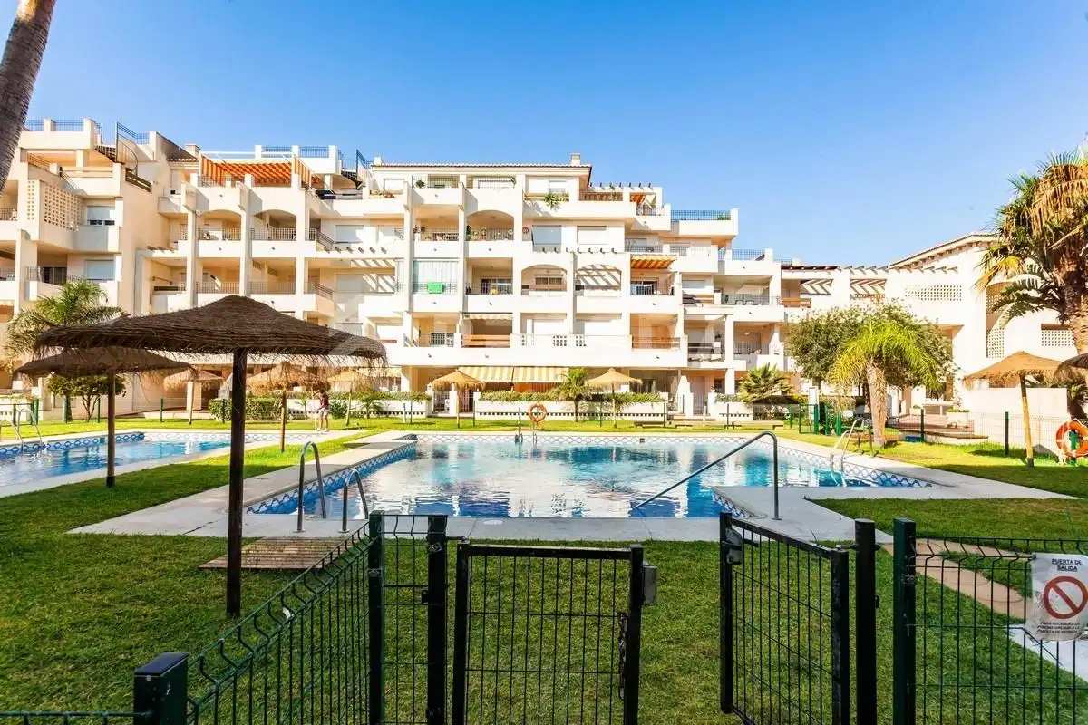Vista exterior de Piso en venta en Roquetas de Mar con Aire acondicionado, Jardín privado y Terraza