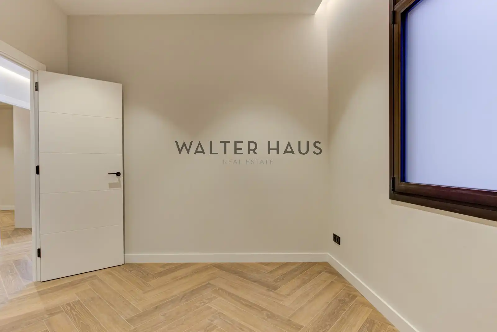 Flat for sale in Barcelona  with Air Conditioner, Heating and Oven