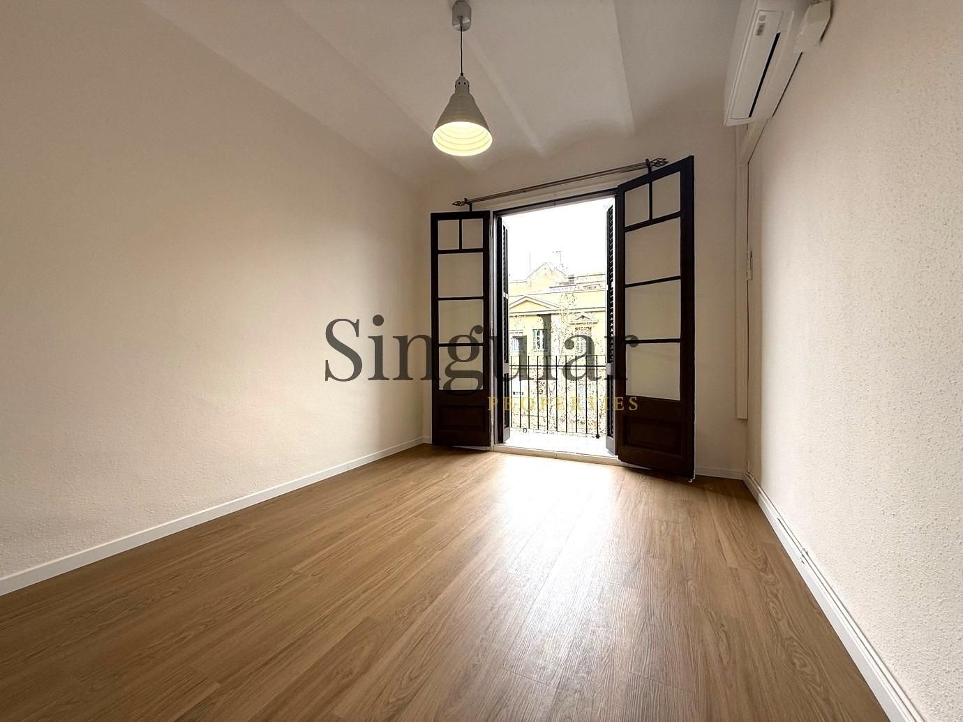 Bedroom of Flat for sale in  Barcelona Capital  with Air Conditioner, Heating and Private garden