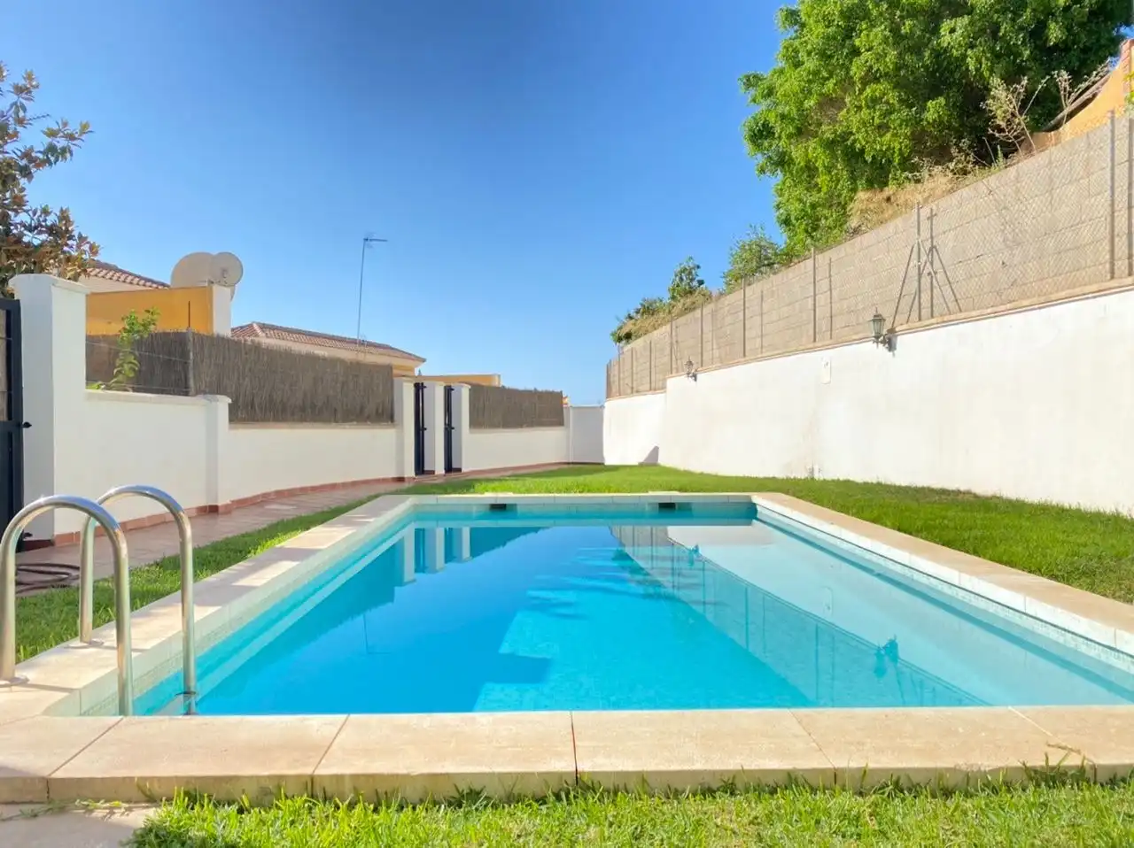 Piscina de Casa o chalet en venta en Torrox con Aire acondicionado, Calefacción y Jardín privado
