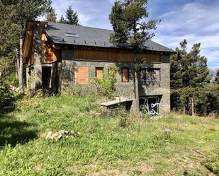 Vista exterior de Casa o xalet en venda en Alp amb Terrassa i Balcó