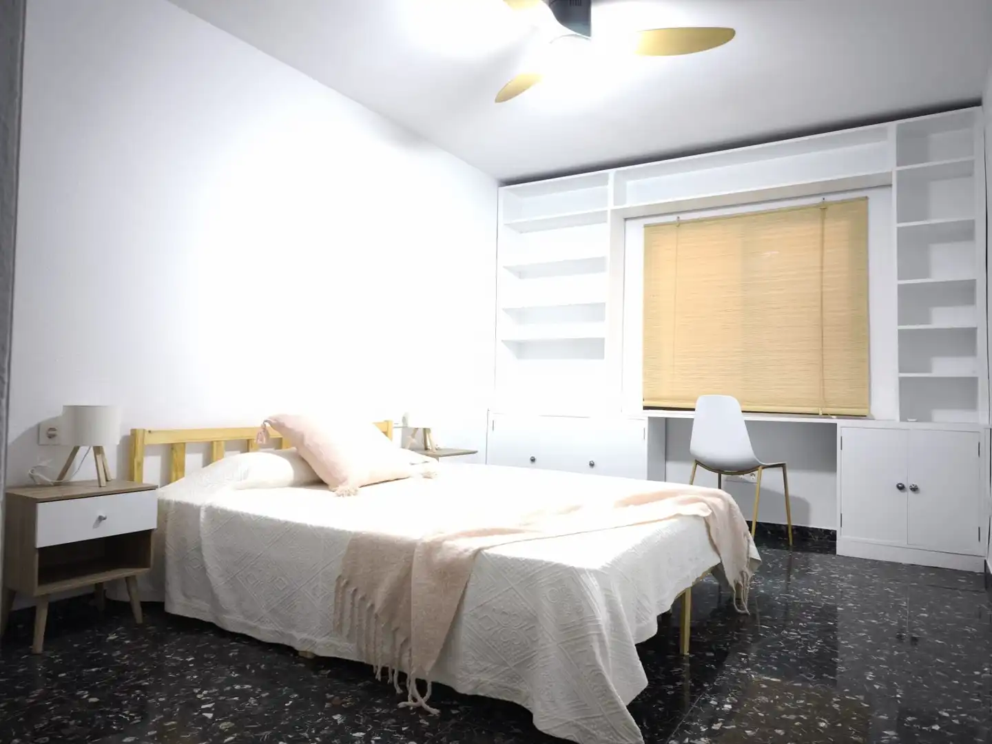 Schlafzimmer von Wohnung zur Miete in Valencia mit Klimaanlage, Möbliert und Balkon