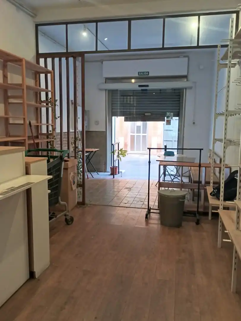 Business premises for transfer in Carrer de Cabestany 12, imagen 9