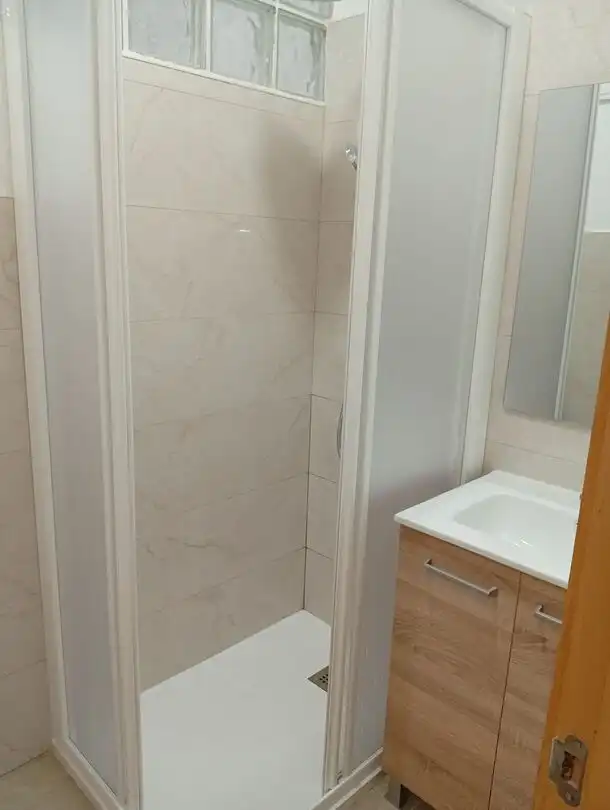 Badezimmer von Wohnung zur Miete in Santander mit Heizung