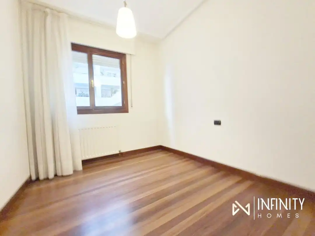 Schlafzimmer von Maisonette zur Miete in Bilbao  mit Heizung, Privatgarten und Terrasse