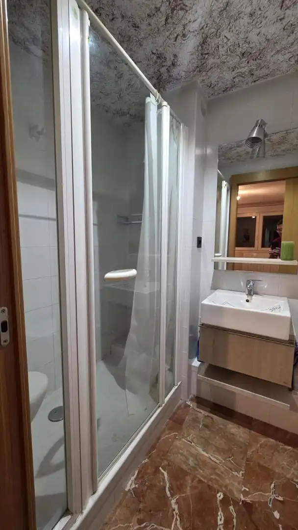 Bathroom of Flat for rent in Granada  with Air Conditioner, Heating and Furnished