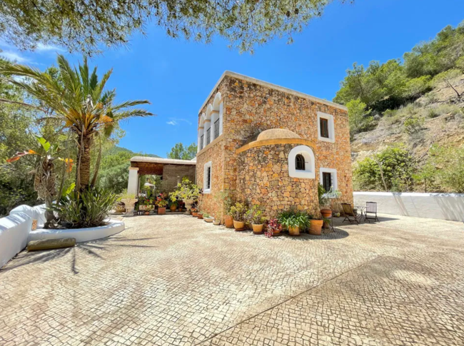 Vista exterior de Casa o xalet en venda en Sant Joan de Labritja amb Aire condicionat, Calefacció i Jardí privat