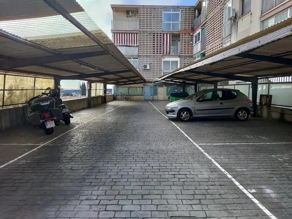 Parkplatz von Garage zum Verkauf in Pallejà