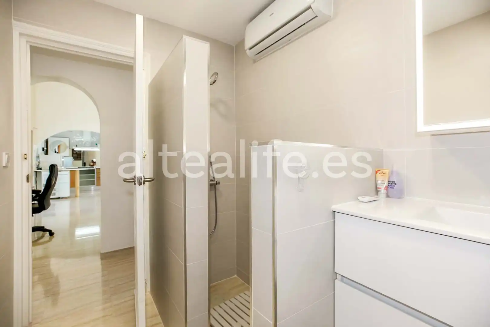 Bany de Casa o xalet en venda en La Nucia amb Aire condicionat, Jardí privat i Terrassa