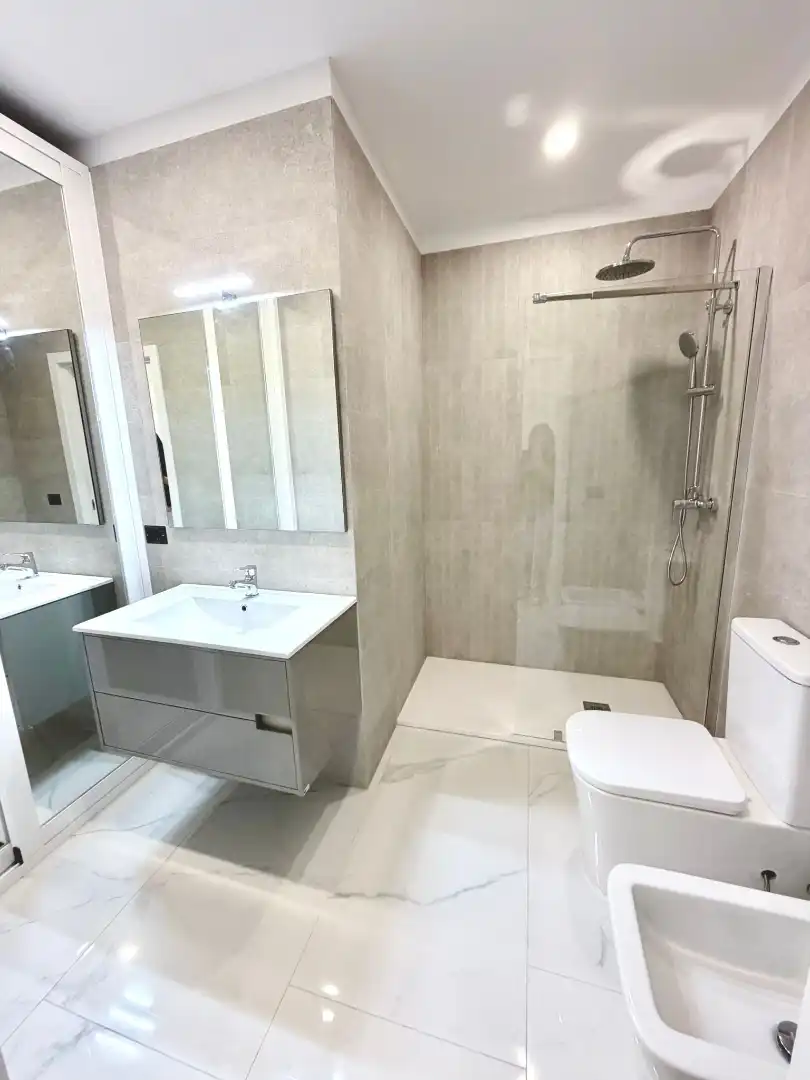 Badezimmer von Wohnungen zum Verkauf in Adeje mit Möbliert, Ofen und Fernseher