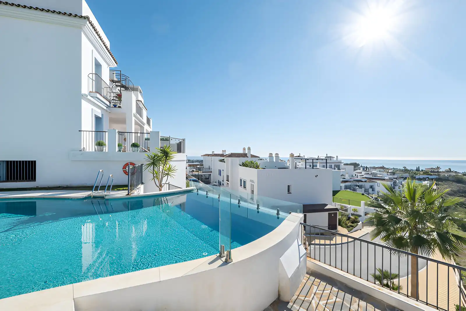 Piscina de Planta baja en venta en Estepona con Aire acondicionado, Calefacción y Terraza