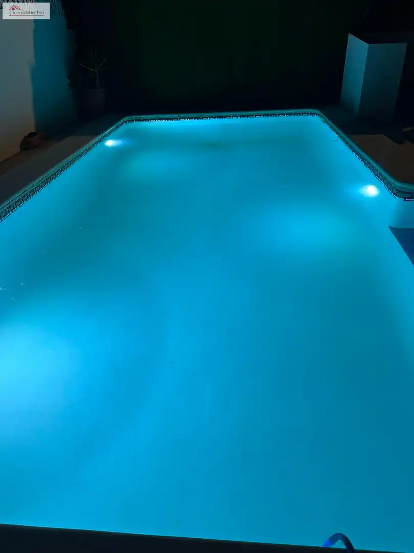 Piscina de Casa adosada en venda en Alcalá del Río amb Aire condicionat, Calefacció i Jardí privat