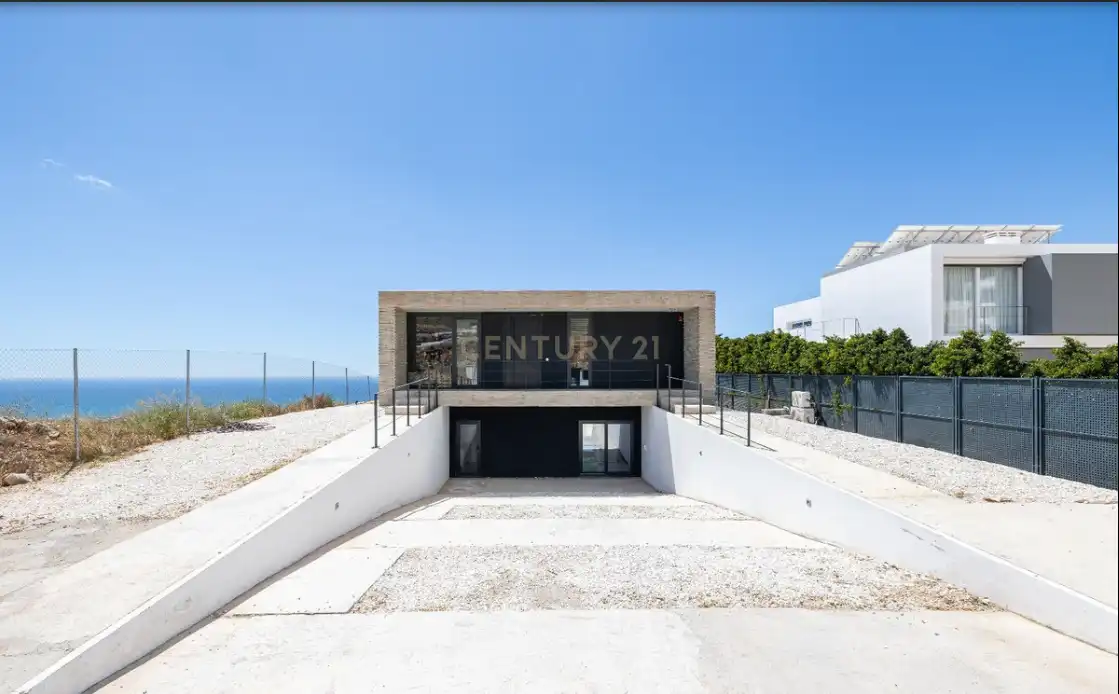 Vista exterior de Casa o xalet en venda en Benalmádena amb Aire condicionat, Piscina i Rentadora