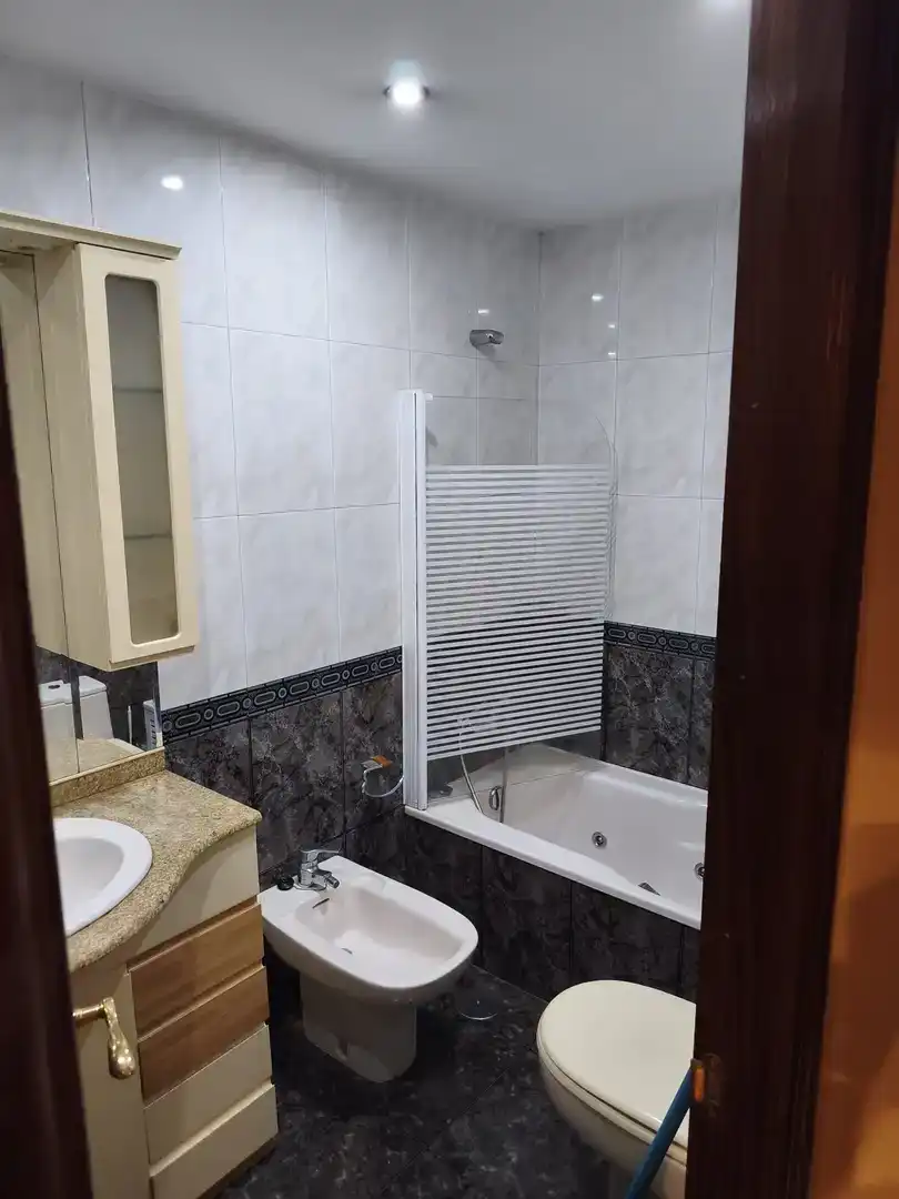 Badezimmer von Wohnung zur Miete in Avilés mit Balkon