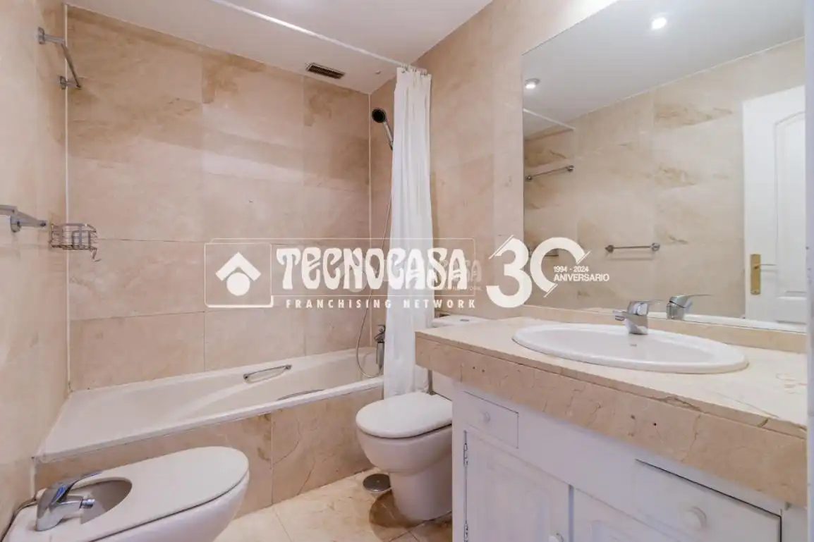 Bany de Pis en venda en Madrid amb Parquet i Terrassa