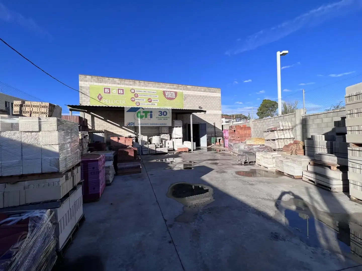Außenansicht von Fabrikhallen zur Miete in Zaragoza