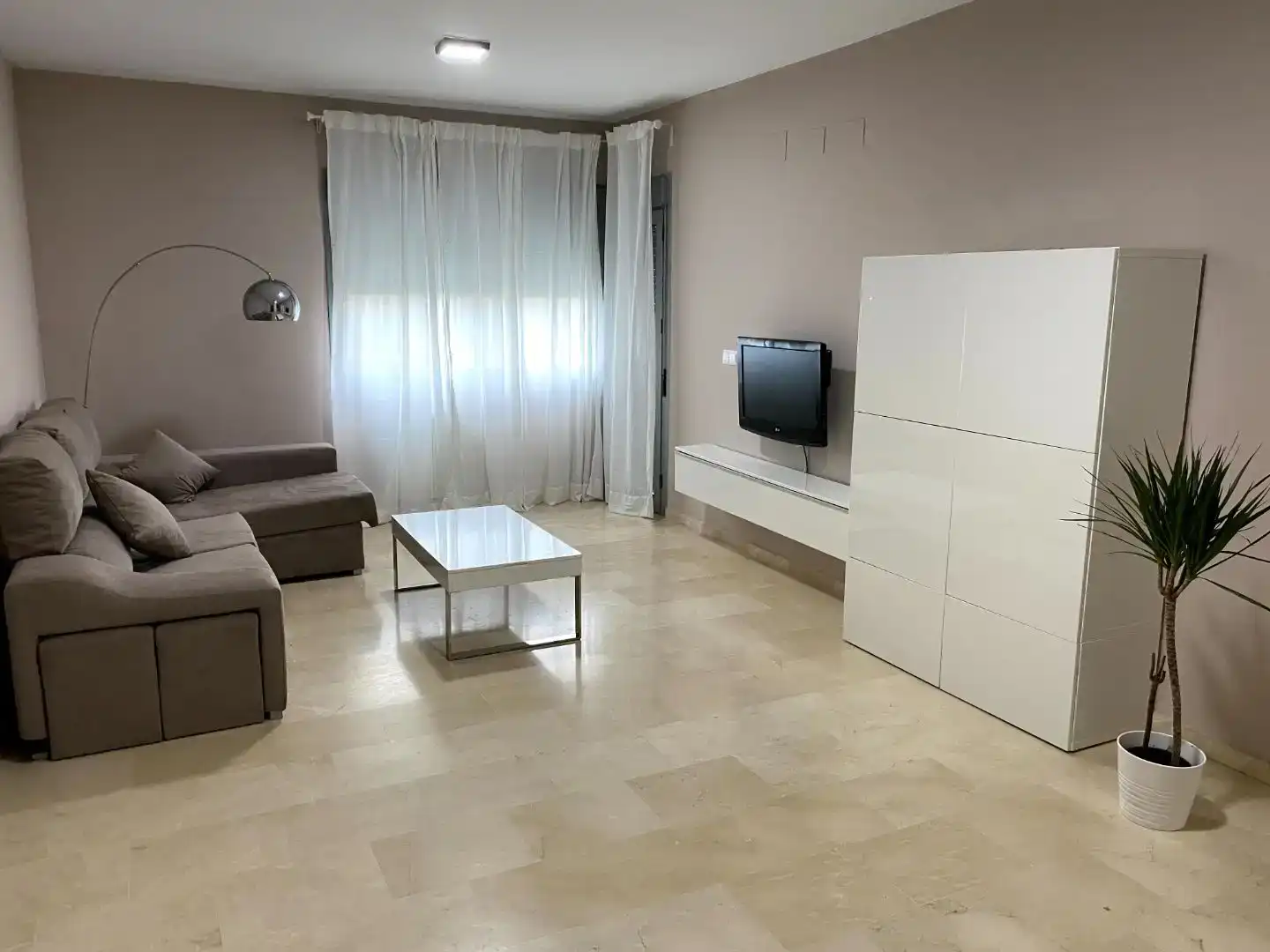 Sala d'estar de Pis en venda en Sanlúcar la Mayor amb Aire condicionat, Piscina i Moblat
