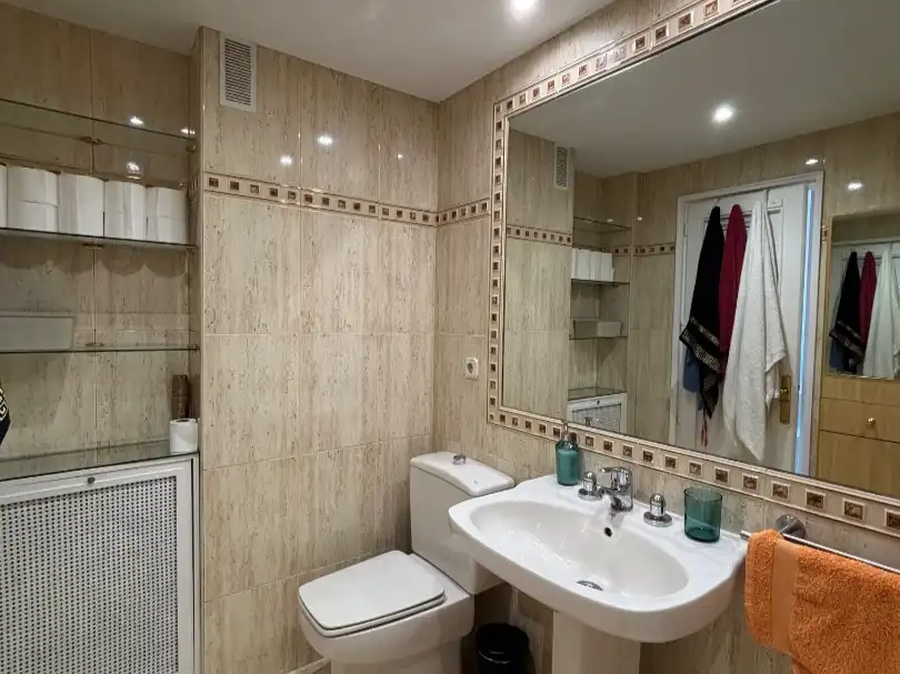 Badezimmer von Wohnung zur untervermieten in Madrid mit Klimaanlage, Heizung und Parkett