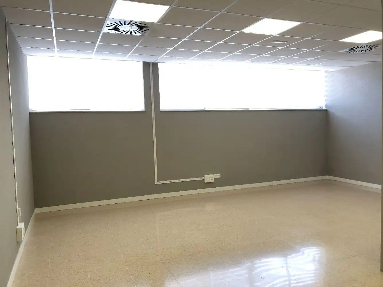 Büro zur Miete in Coslada mit Klimaanlage, Heizung und Alarm
