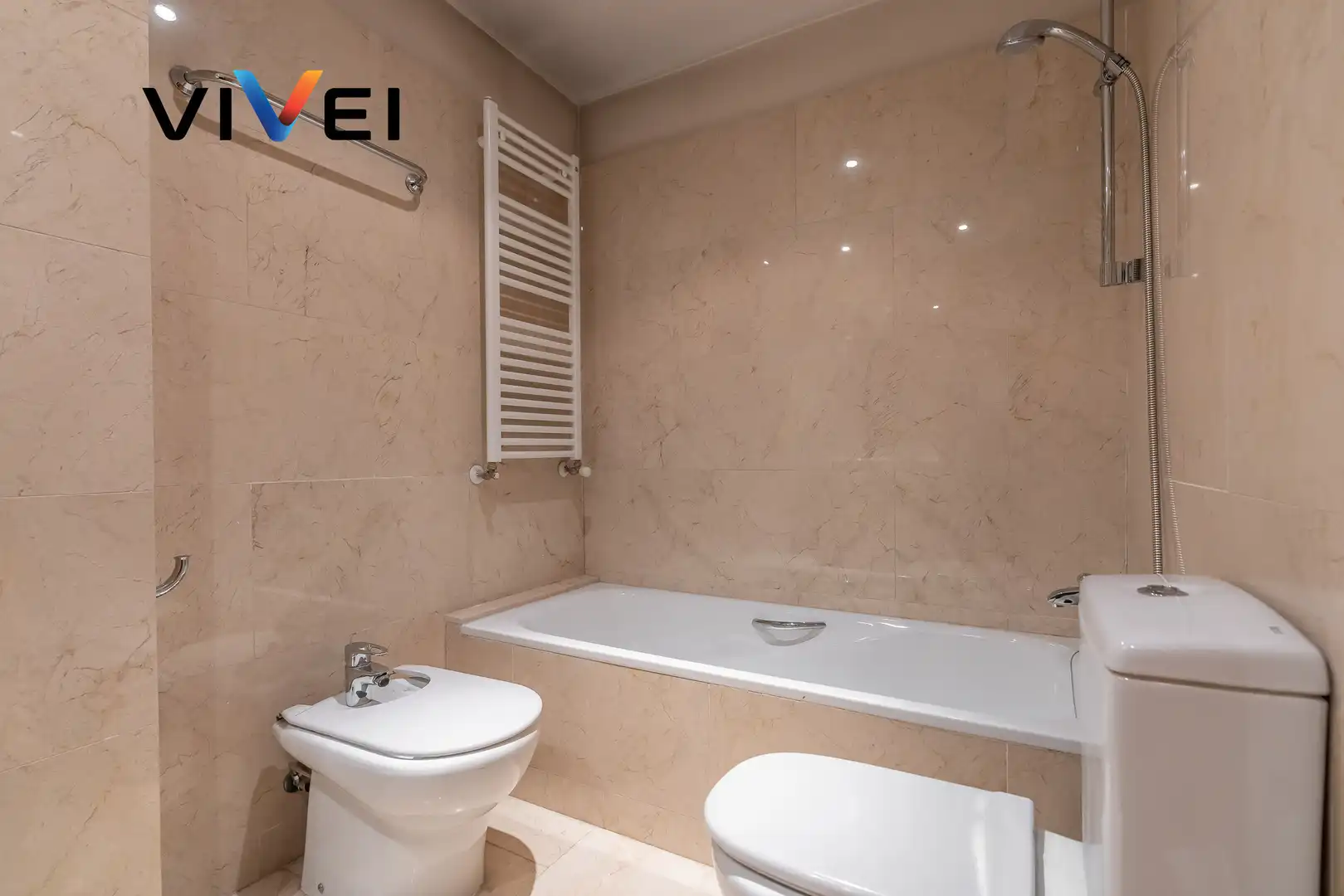 Bathroom of Flat for sale in Madrid  with Heating, Terrace and Storage room