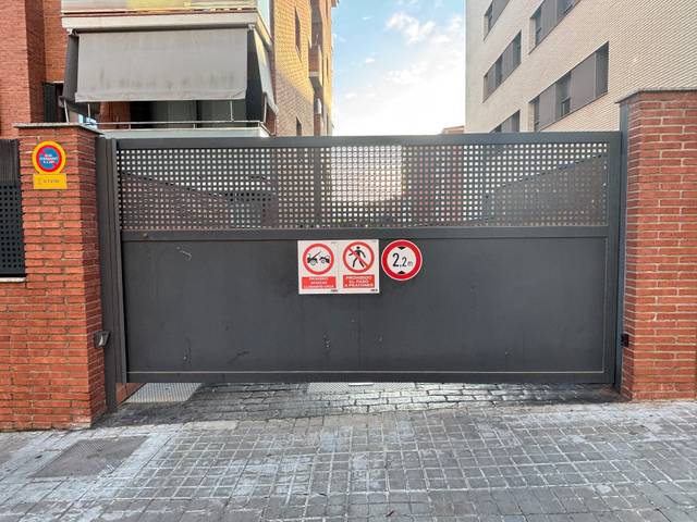 Garaje en Alquiler en Ronda de Ramón Otero Pedrayo en Castell - Poble Vell