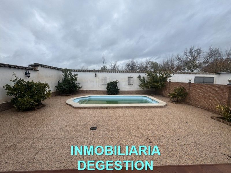 Piscina de Casa adosada en venda en Guarromán amb Aire condicionat, Calefacció i Jardí privat