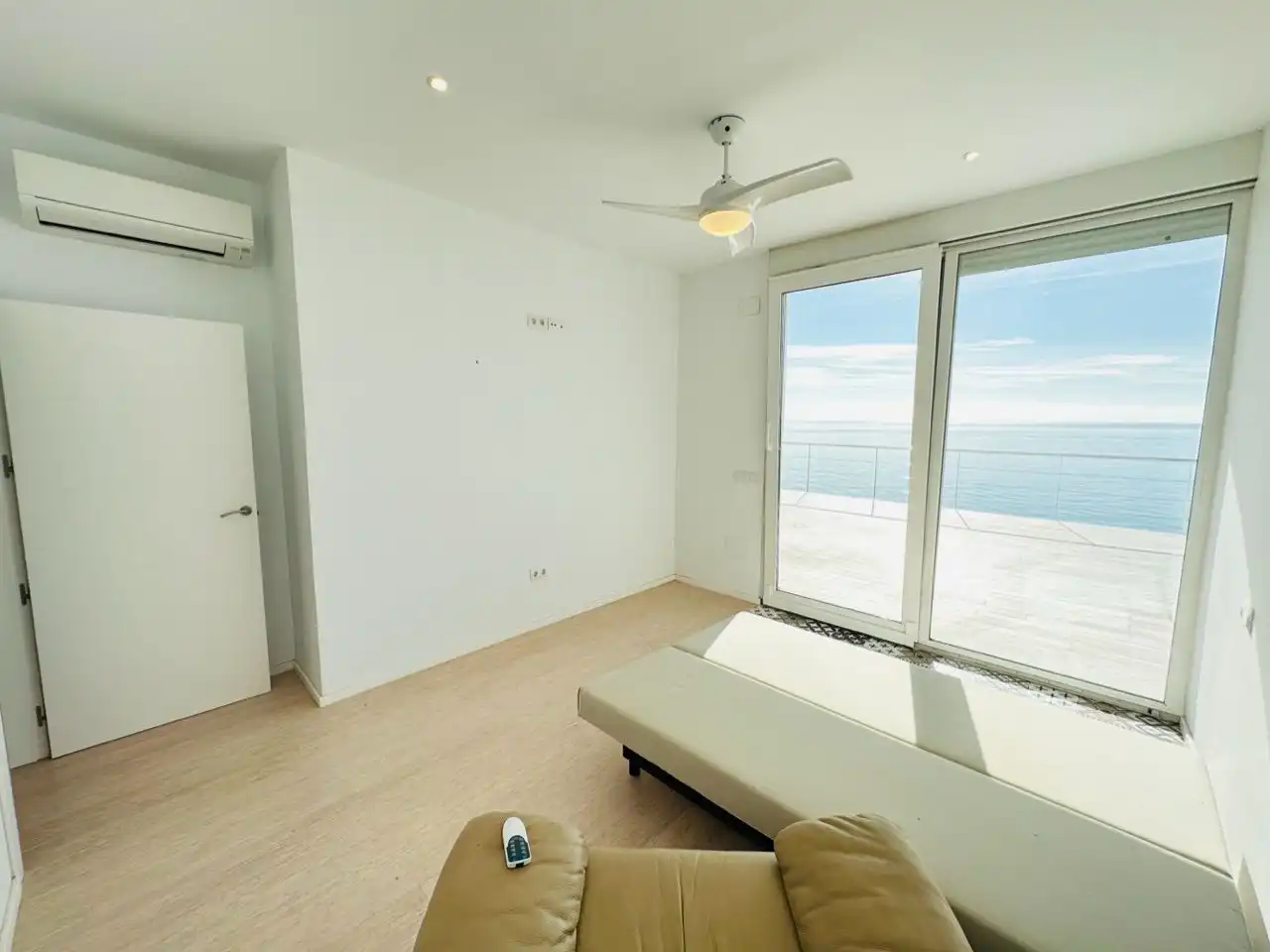 Sala d'estar de Casa o xalet en venda en Nerja amb Aire condicionat, Jardí privat i Traster