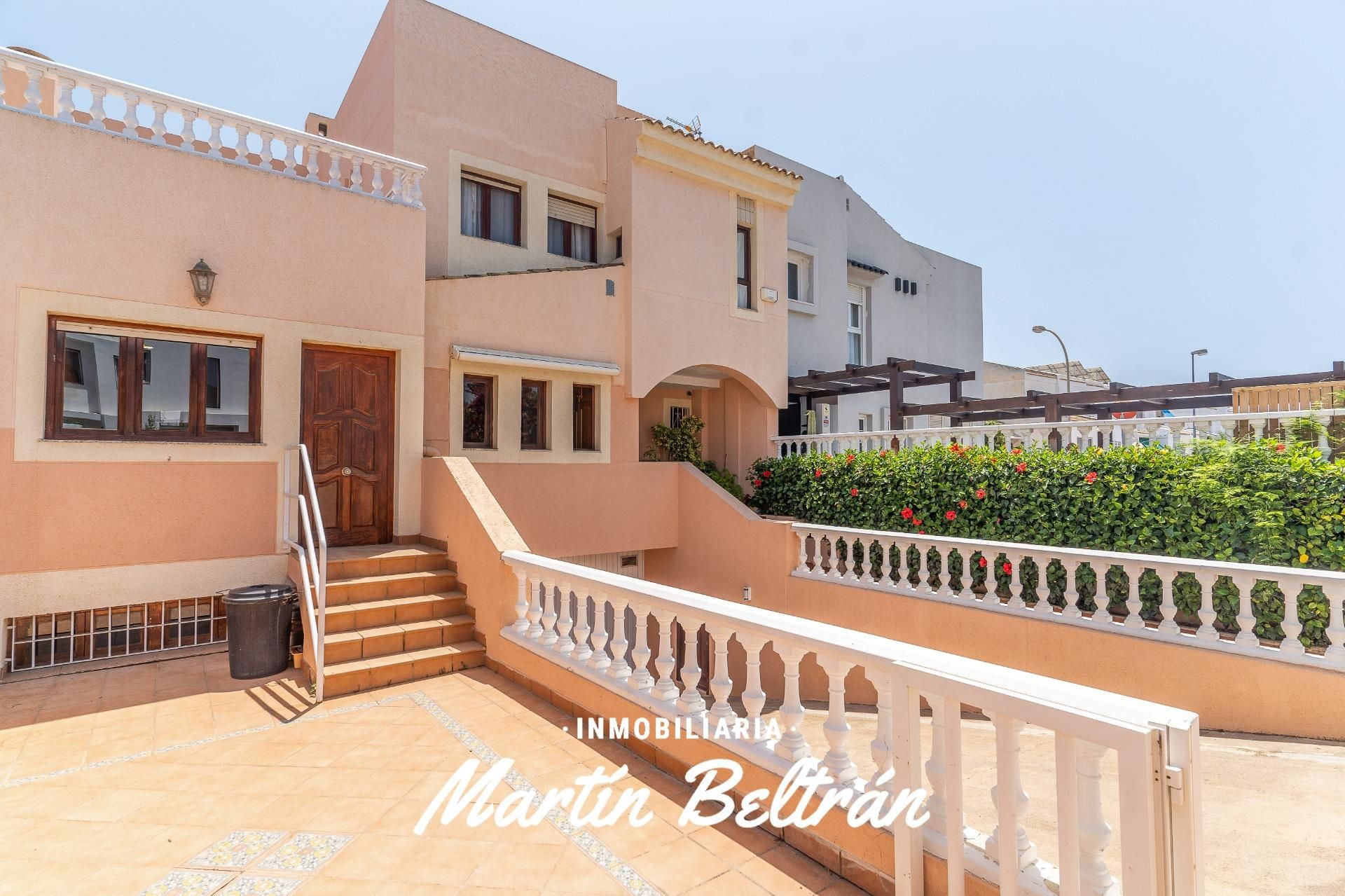 Vista exterior de Casa o xalet en venda en  Almería Capital amb Aire condicionat, Calefacció i Jardí privat