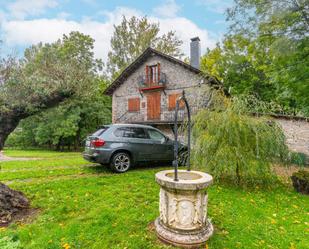 Vista exterior de Casa o xalet en venda en Cabrillanes amb Calefacció, Jardí privat i Terrassa