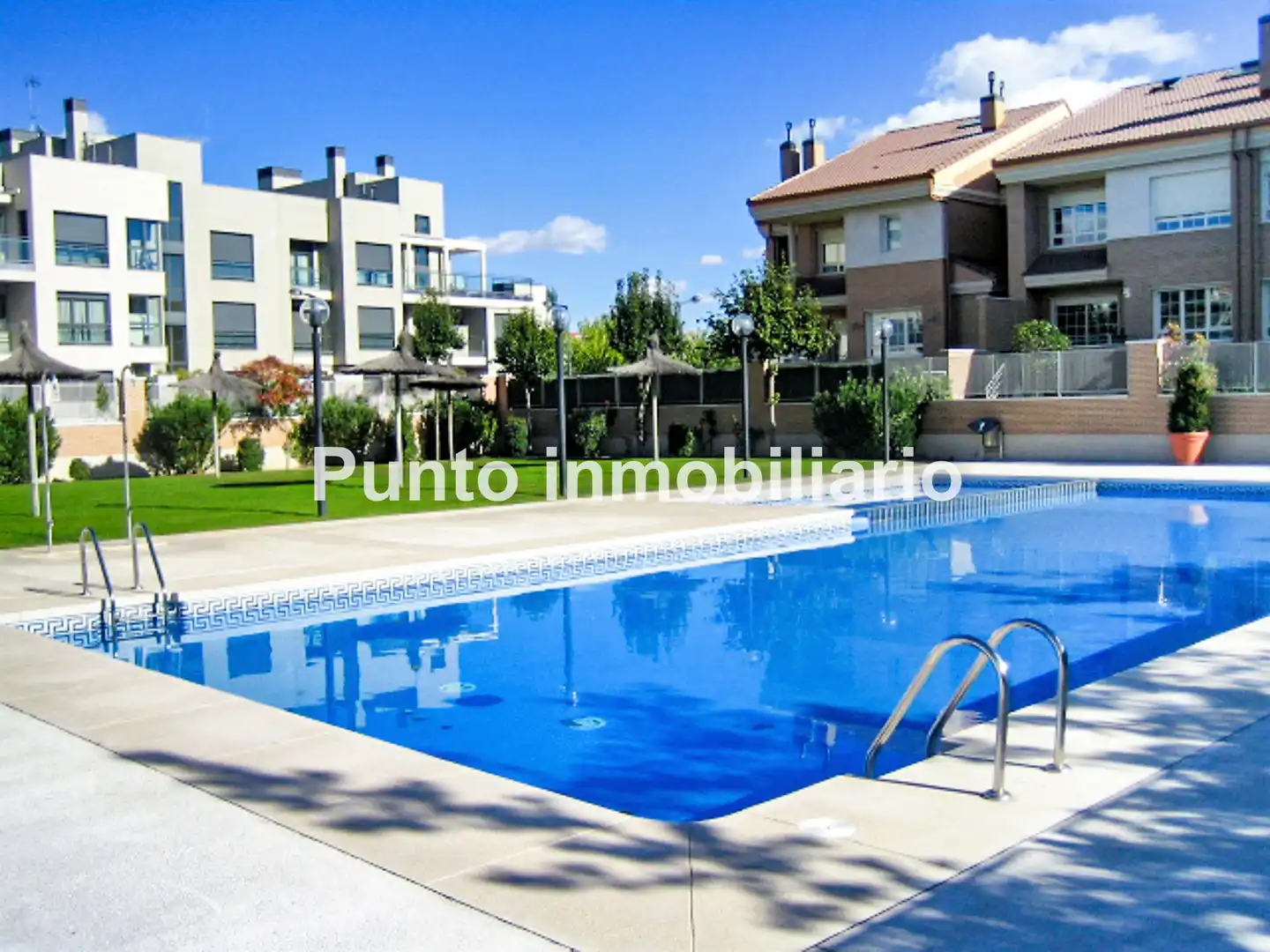 Piscina de Casa adosada de alquiler en Valladolid con Aire acondicionado, Calefacción y Jardín privado