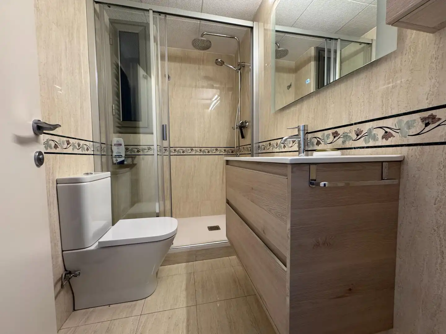 Badezimmer von Wohnung zum Verkauf in Castelldefels mit Klimaanlage, Heizung und Parkett