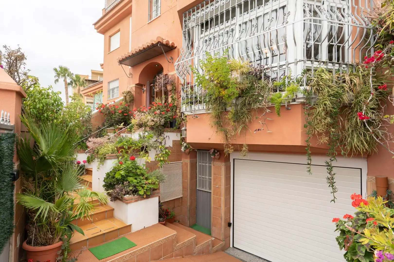 Vista exterior de Casa o xalet en venda en Motril amb Aire condicionat, Jardí privat i Terrassa