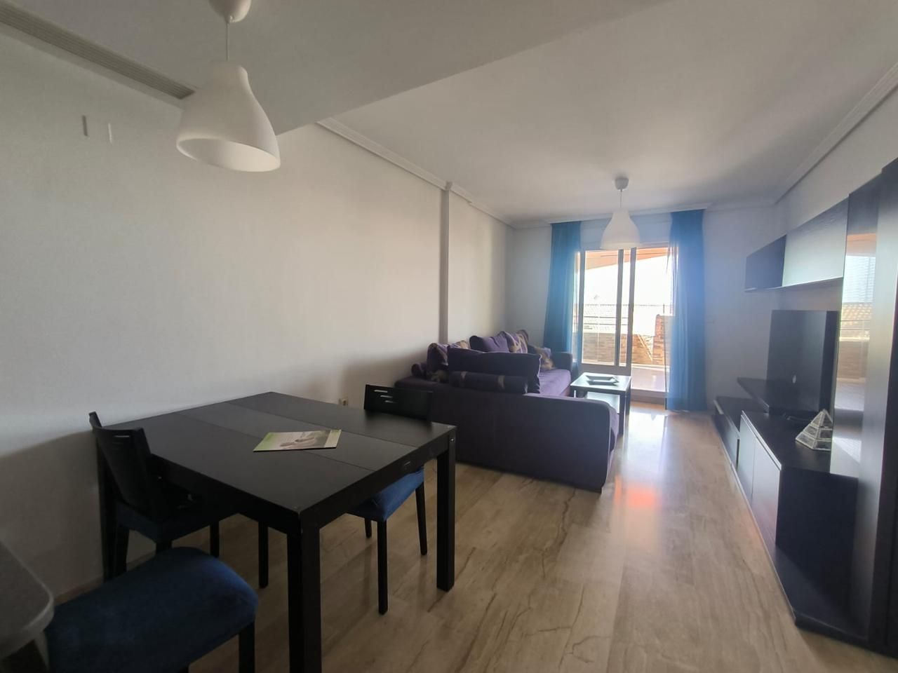 Sala d'estar de Pis de lloguer en Benalmádena amb Aire condicionat, Terrassa i Moblat