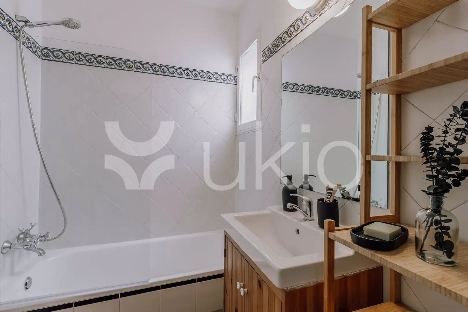 Bany de Apartament de lloguer en Madrid amb Aire condicionat, Calefacció i Moblat