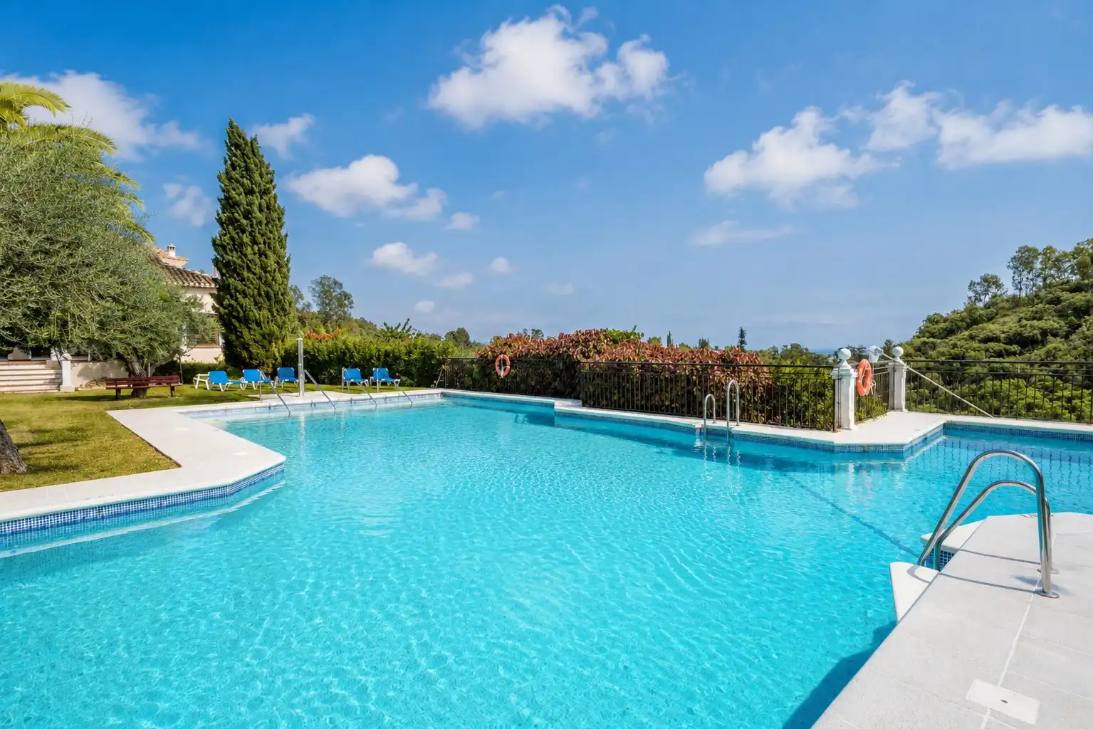 Piscina de Apartamento en venta en Benahavís con Aire acondicionado, Calefacción y Jardín privado