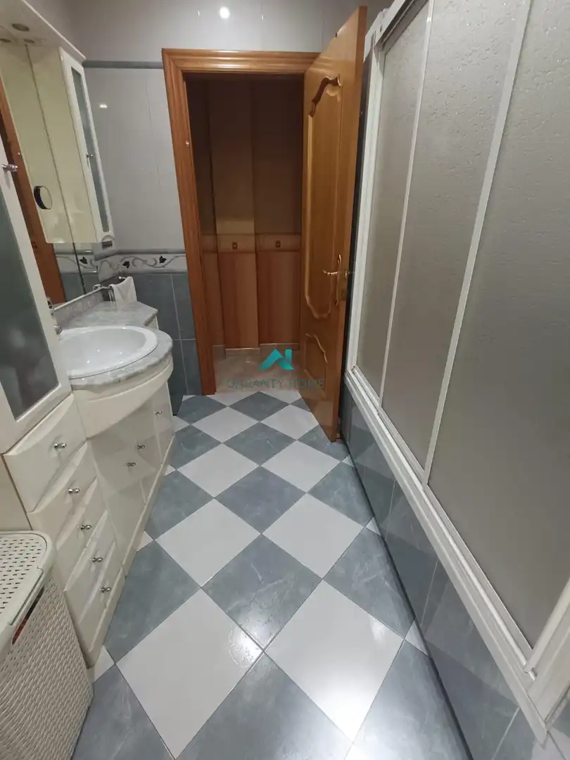 Badezimmer von Wohnung zum Verkauf in Torredonjimeno mit Klimaanlage, Terrasse und Möbliert