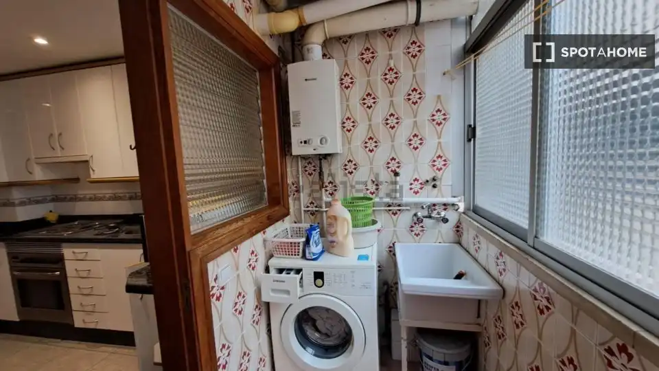 Bathroom of Flat for share in  Palma de Mallorca  with Air Conditioner, Heating and Furnished