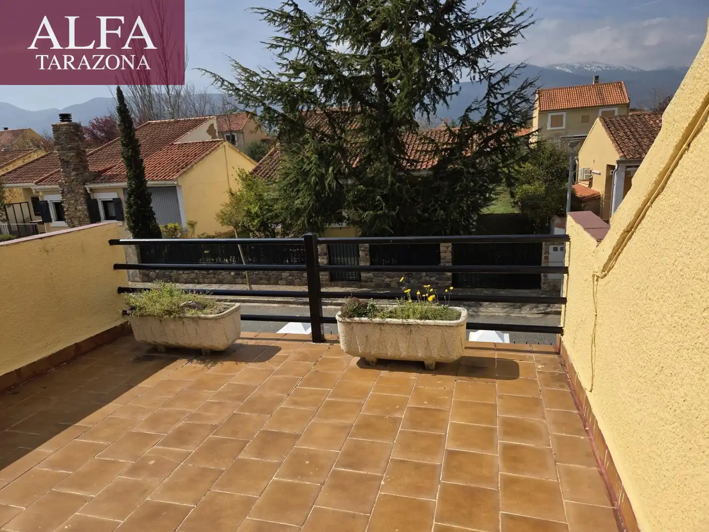 Terrasse von Einfamilien-Reihenhaus zum Verkauf in Añón de Moncayo mit Privatgarten, Terrasse und Gemeinschaftspool