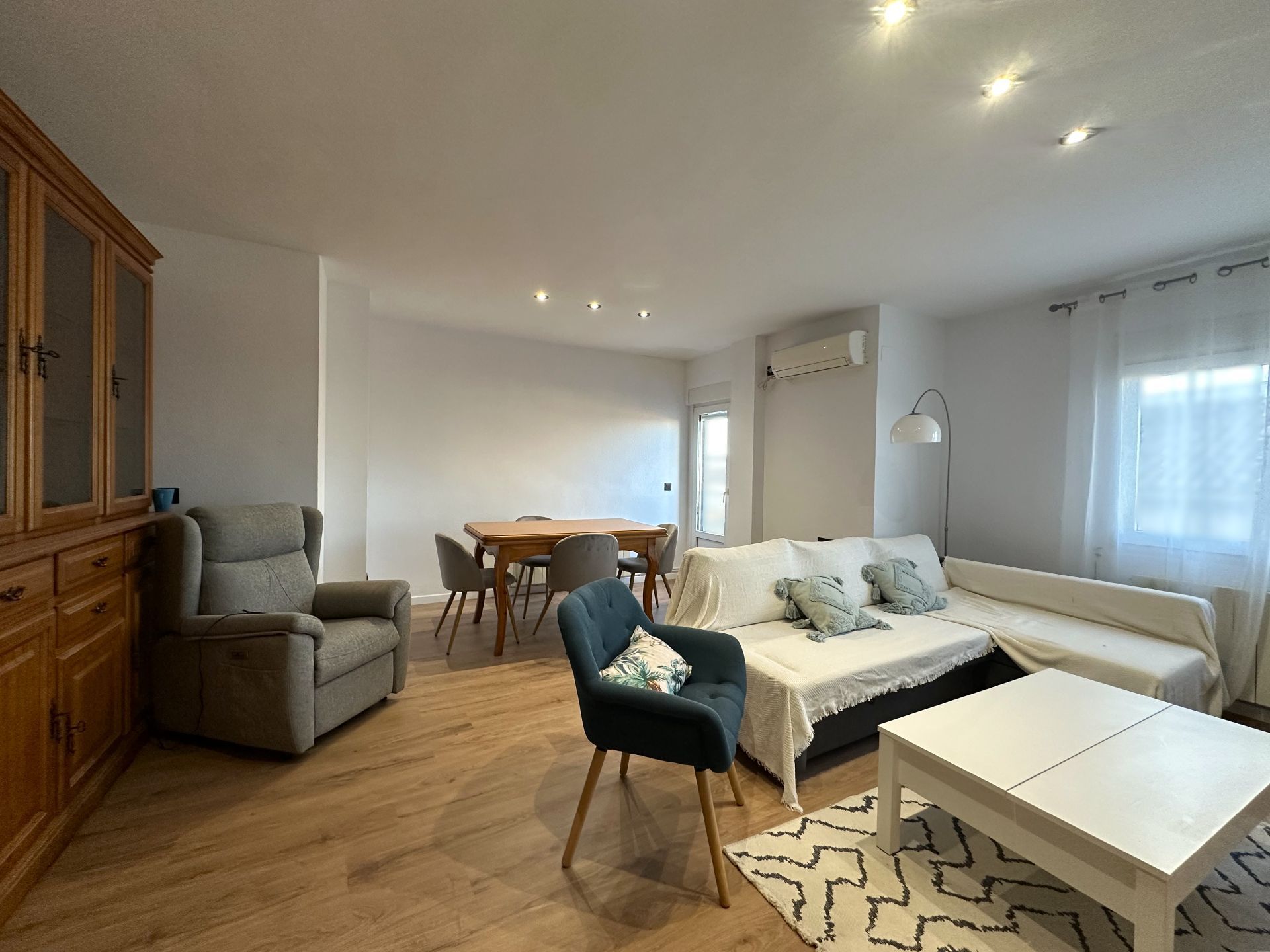 Living room of Flat for sale in Agullent  with Air Conditioner, Heating and Furnished