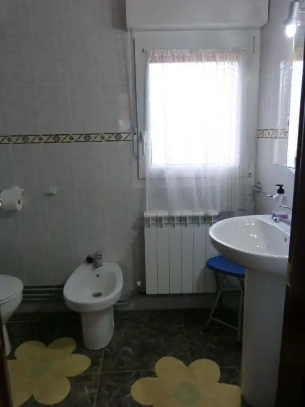 Bany de Casa o xalet en venda en Valle de Losa amb Calefacció i Piscina
