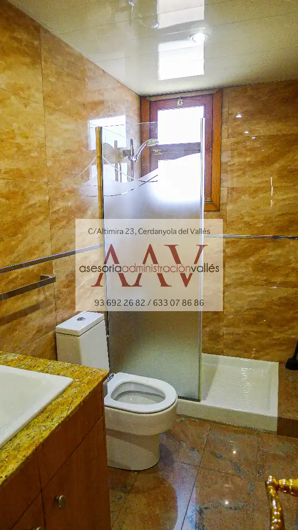 Bany de Casa o xalet en venda en Cerdanyola del Vallès amb Aire condicionat, Calefacció i Jardí privat