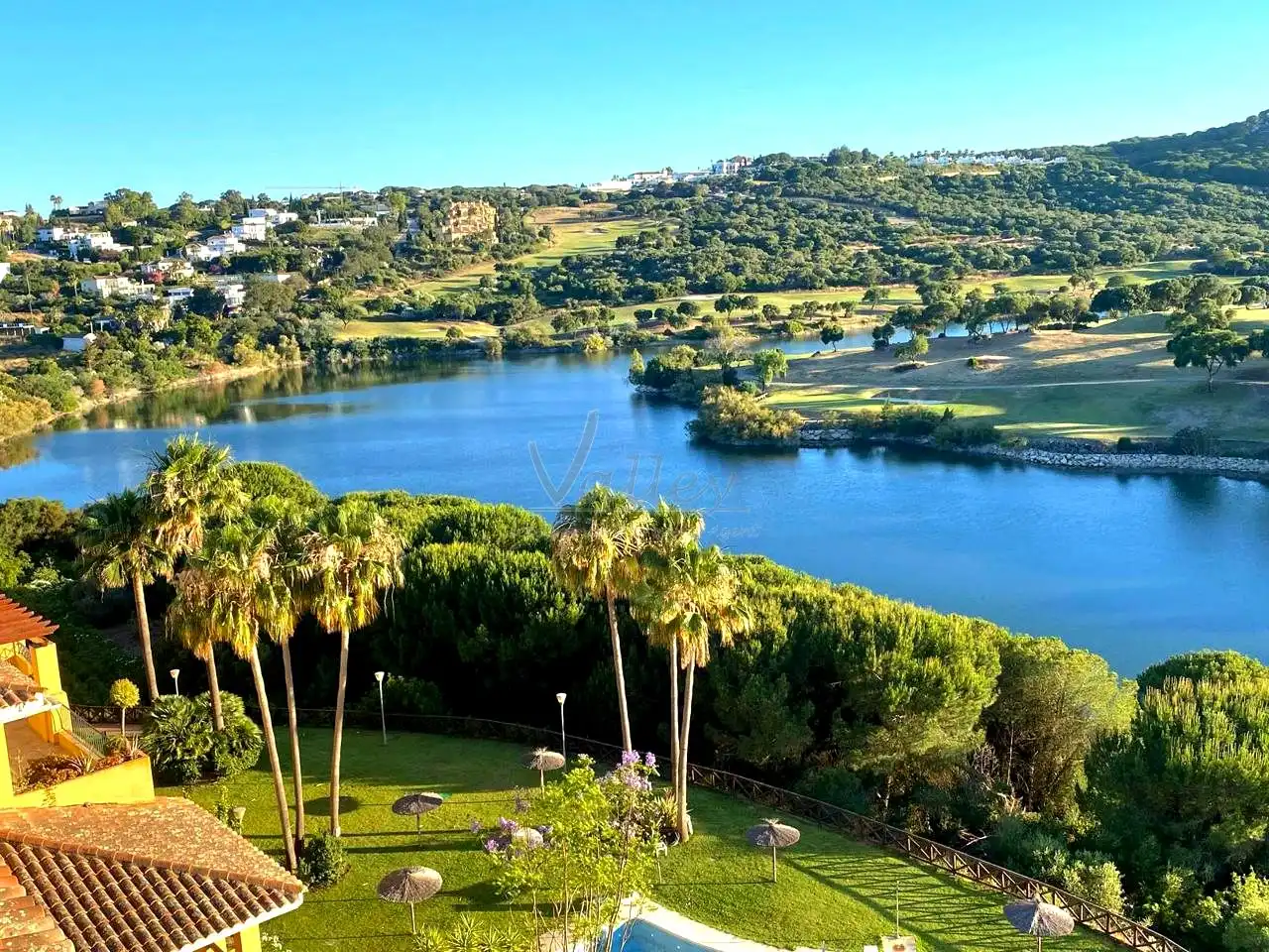 Vista exterior de Àtic en venda en Sotogrande amb Aire condicionat, Terrassa i Traster