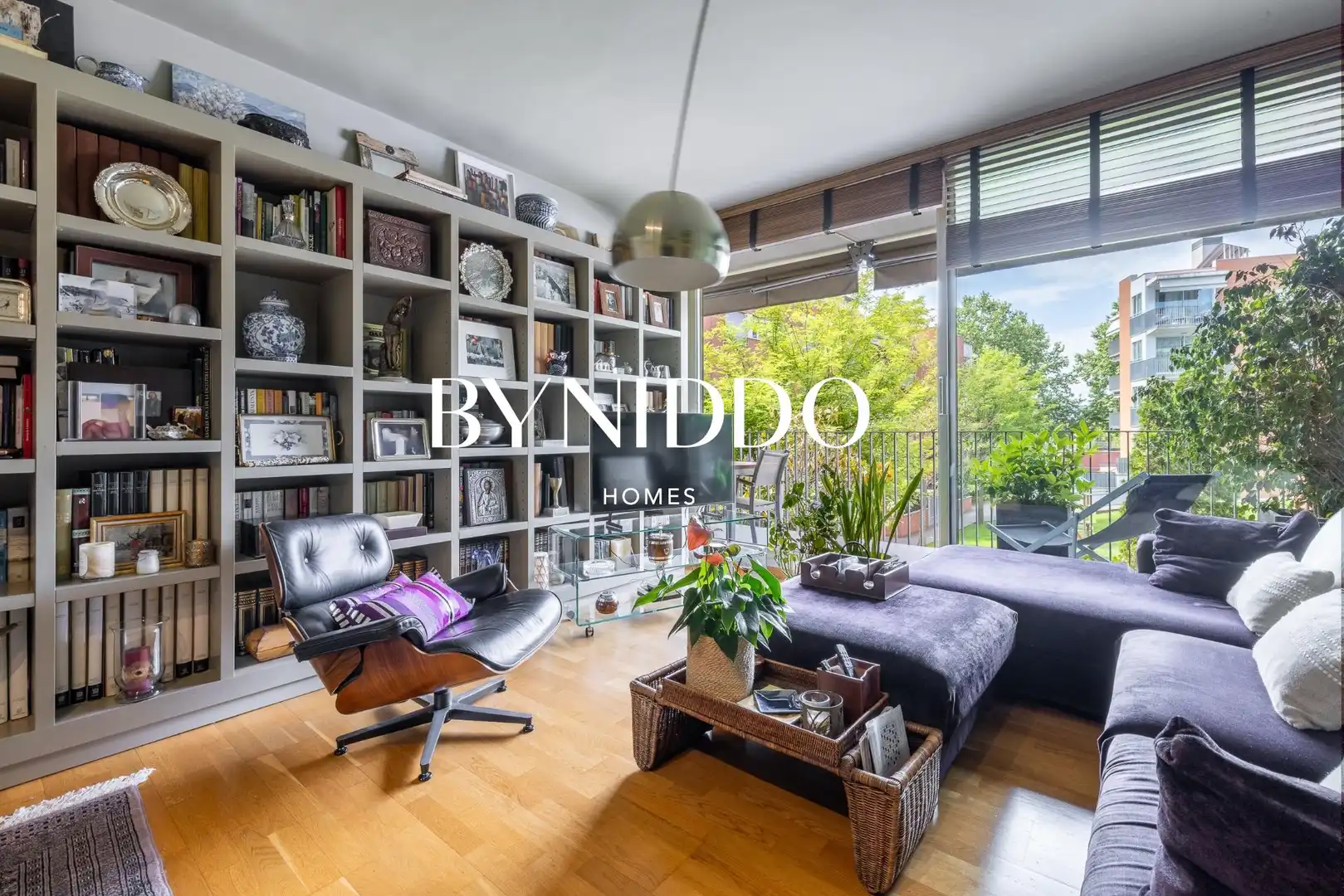 Living room of Flat for sale in Sant Cugat del Vallès  with Air Conditioner, Private garden and Parquet flooring