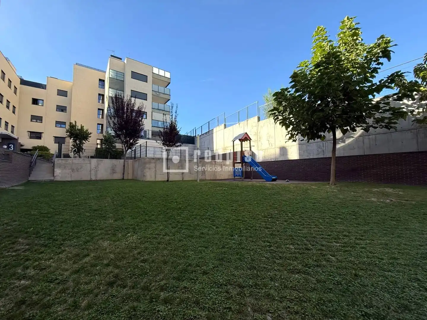 Aparcament de Pis en venda en Paracuellos de Jarama amb Aire condicionat, Calefacció i Jardí privat